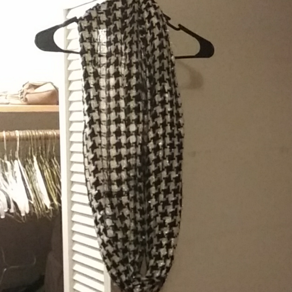 Houndstooth infinity scarf